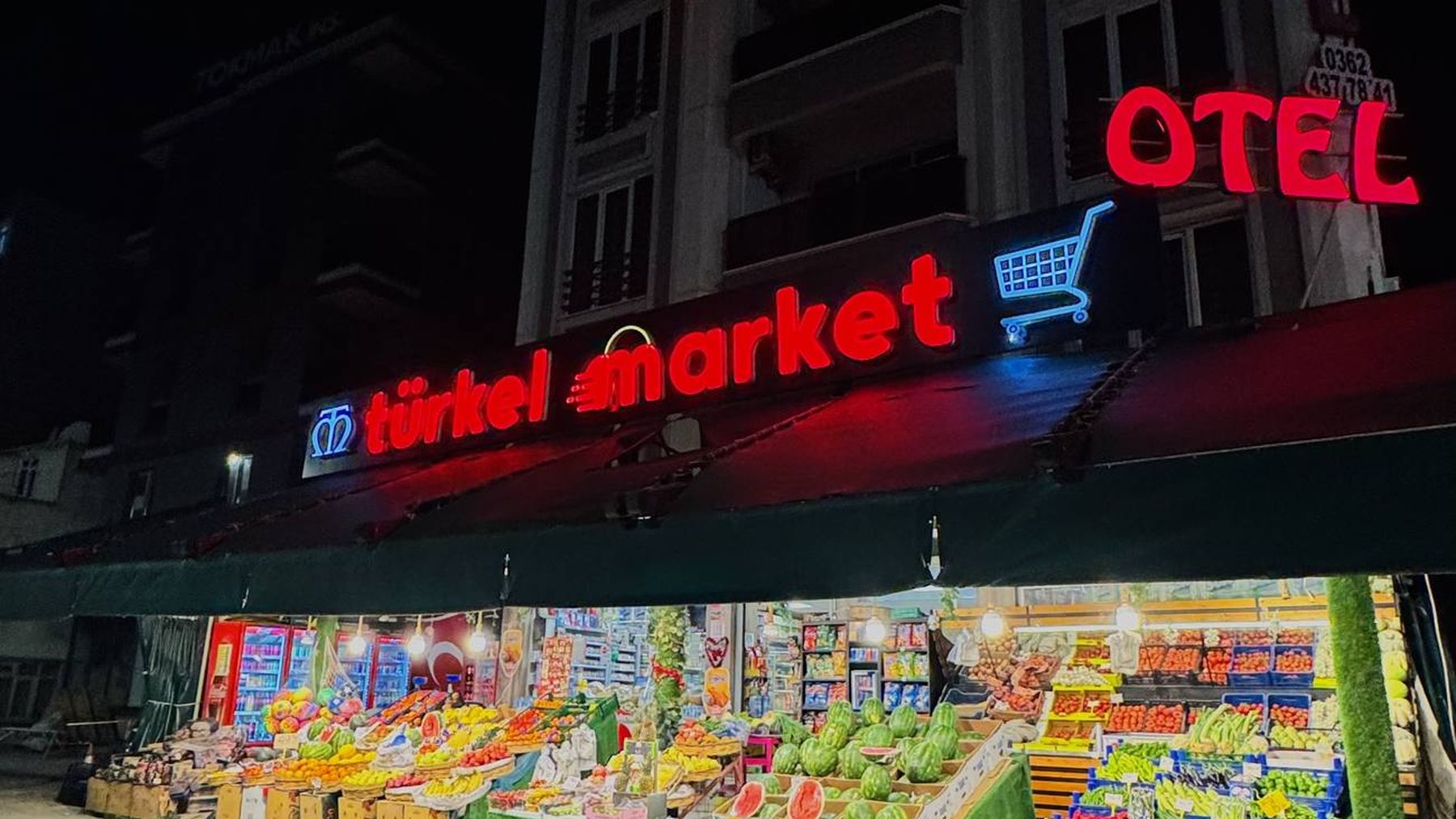 Türkel Market dış cephe, akşam saatlerinde açık