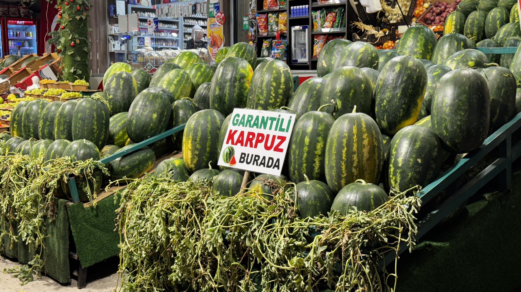 Karpuz ve mevsim ürünleri reyonu